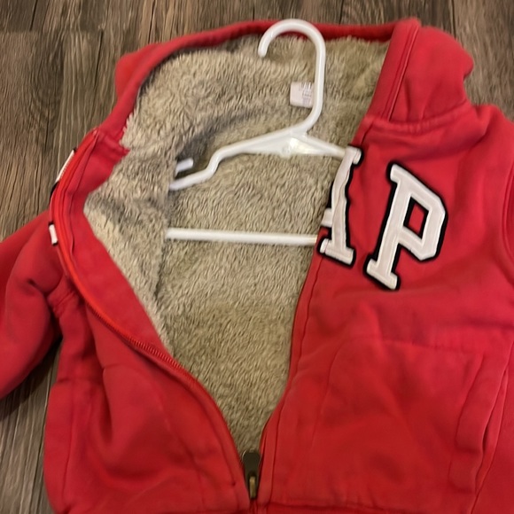 Gap sweatshirt in red with front zipper , hood and pockets - Picture 2 of 2